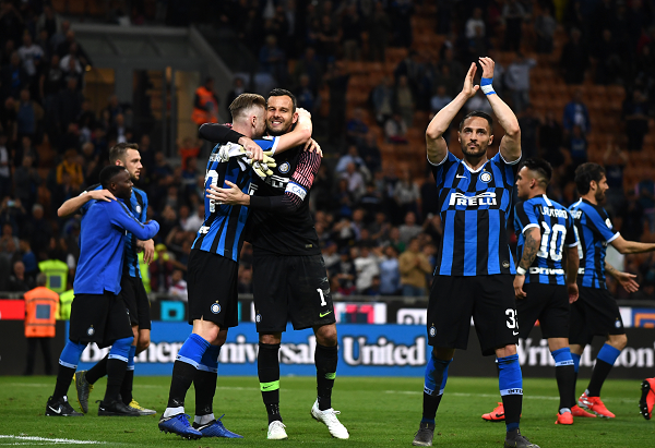 记者：拜仁计划签下17岁厄瓜多尔中卫奥拉亚，并准备将其外租（记者：拜仁拟引进17岁厄瓜多尔中卫奥拉亚，计划签约后外租）