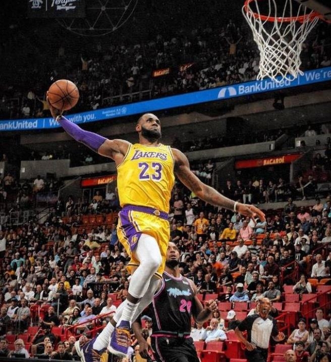 博涅克：莱万是过去二三十年里世界上最好的九号球员（博涅克盛赞莱万：近20至30年世界最佳中锋）