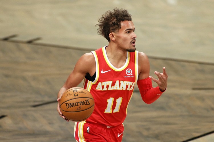 图片报：乌尔比希佩戴特制眼镜与耳罩训练，为了提高专注力（图片报：为提升专注力，乌尔比希训练中佩戴特制眼镜与耳罩）