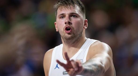 状态火热！克洛尼首节三分4中3独砍14分（火力全开！克洛尼首节14分，三分4投3中）