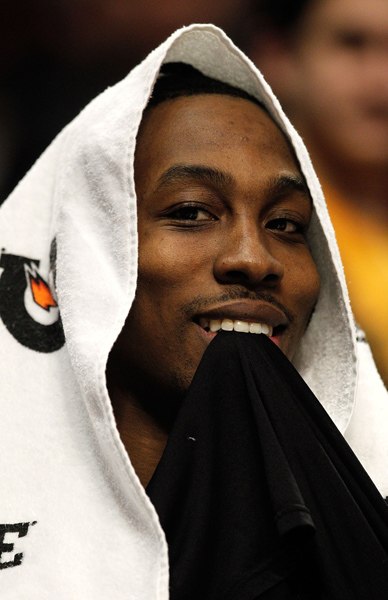 梦幻联动！T1四人组造访拜仁主场，领取印有自己名字的拜仁队服（梦幻合作！T1四将做客拜仁主场，获赠印有姓名的拜仁战袍）